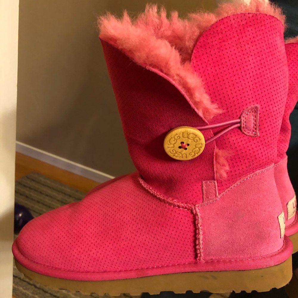 Women’s Bailey Button Perf Uggs - Pink